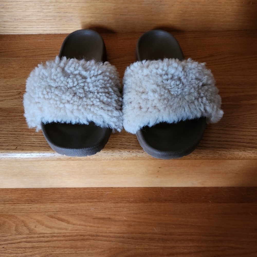 Womens UGG Slippers Size 7